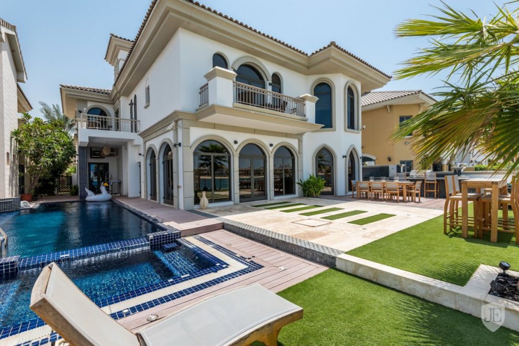 Luxury beachfront villas in Palm Jumeirah showcasing why investors buy villa in Dubai in 2025