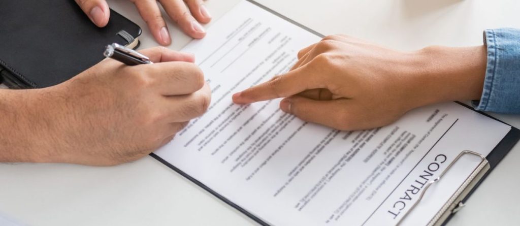 Rent a flat in Dubai - Real estate agent guiding expat clients through paperwork and contracts to rent flat in Dubai.